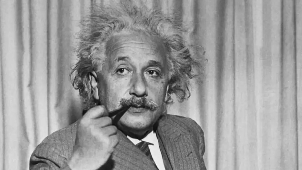 Albert Einstein: “No busques ser un hombre de éxito, sino más bien un hombre de valor”