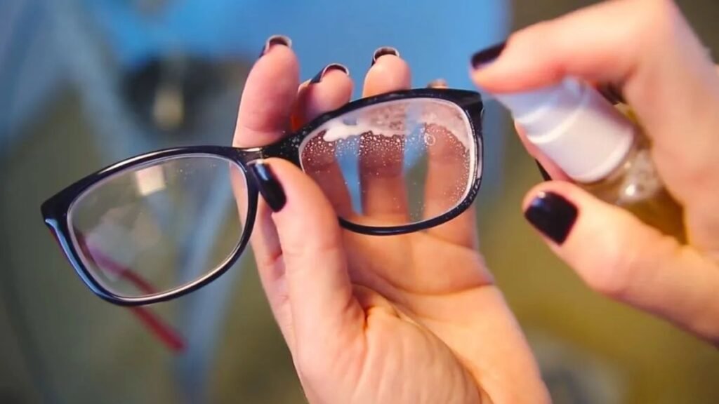 Não é com detergente, nem álcool: o jeito correto de limpar os óculos sem danificar as lentes