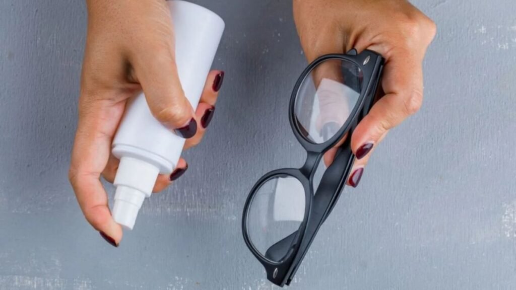 Não é com detergente, nem álcool: o jeito correto de limpar os óculos sem danificar as lentes