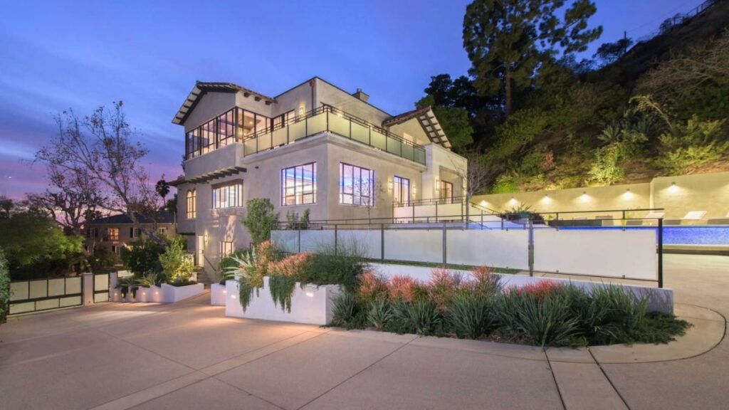 Rihanna buys Hollywood Hills mansion for $6.8 million
